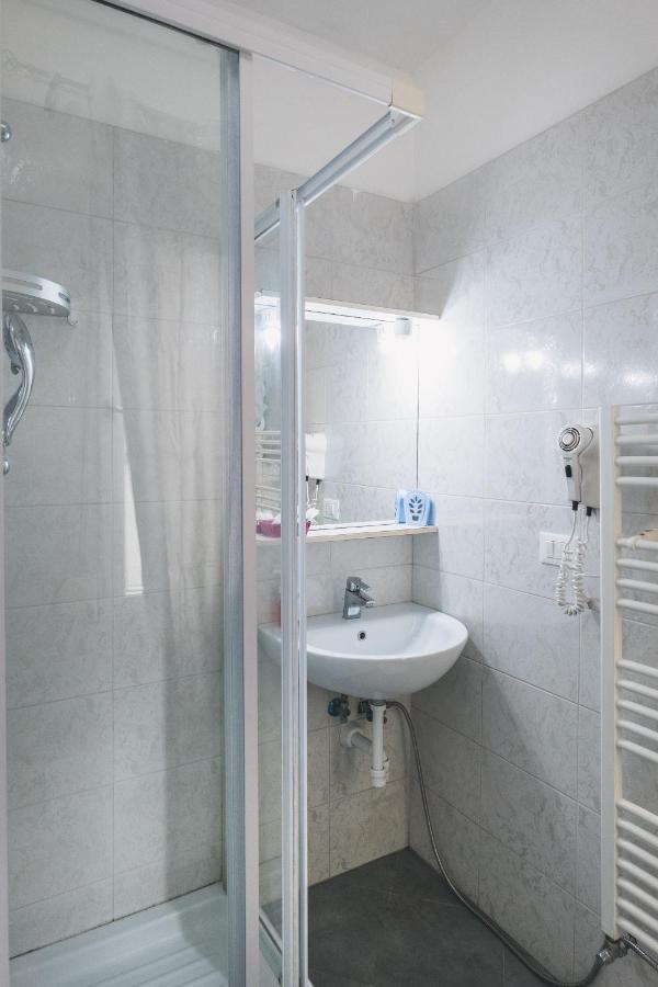 Bulldog Station Apartments With Private Wc, Ac, Tv Mestre Exterior foto