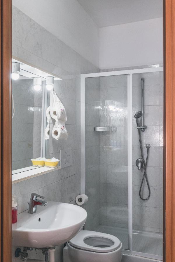 Bulldog Station Apartments With Private Wc, Ac, Tv Mestre Exterior foto